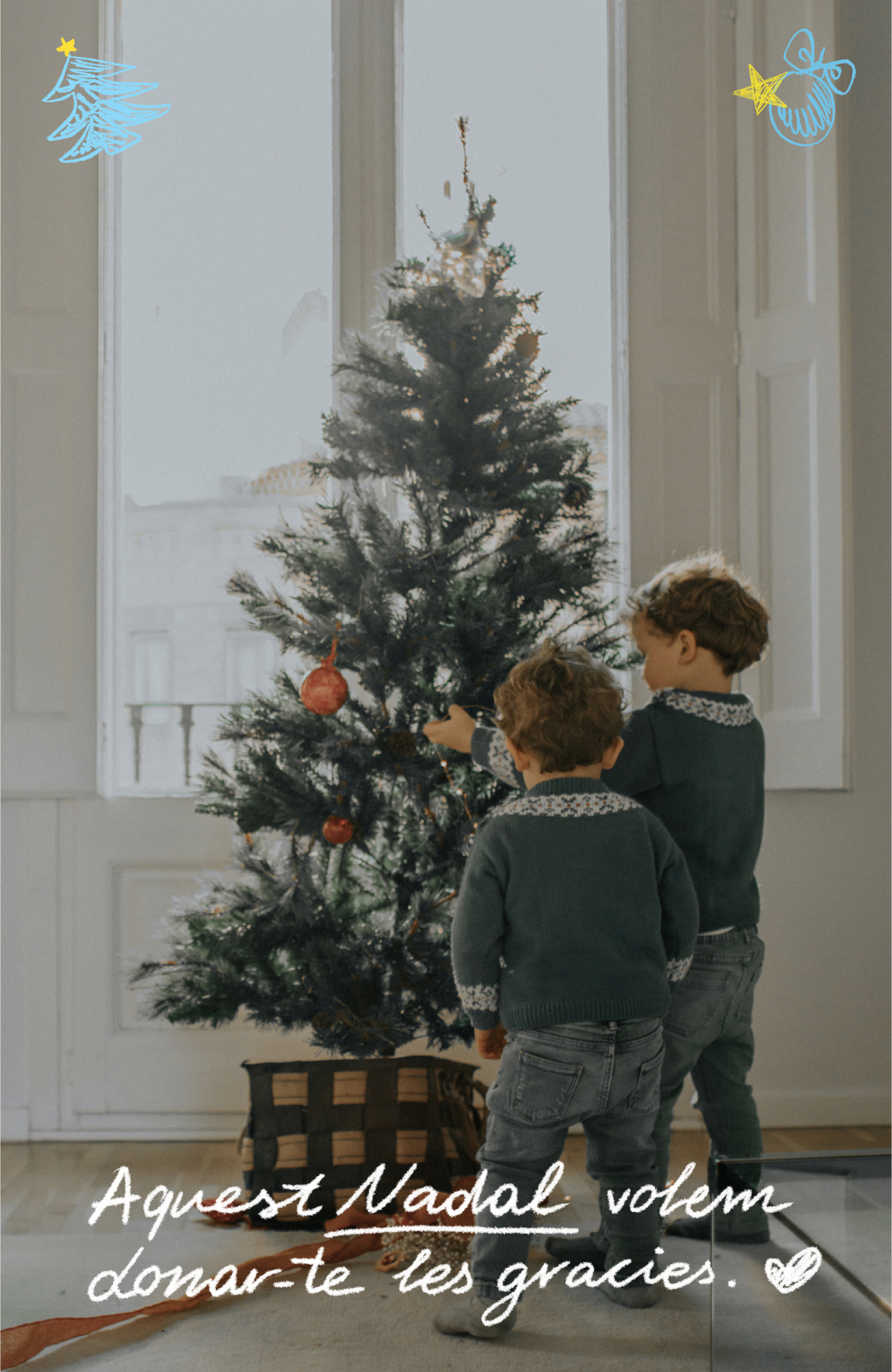 Nens amb arbre de Nadal
